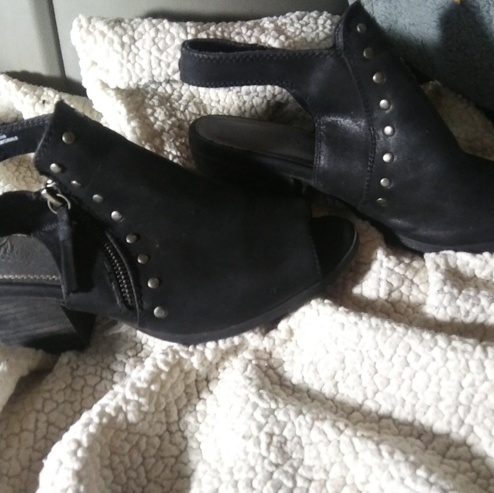 Sandles - Picture 3 of 5